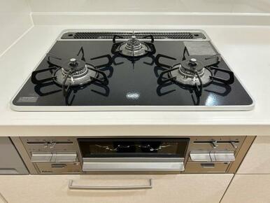 「キッチン」グリル付きで、忙しいときに最適な3口コンロです。