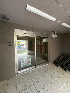 １階１０１号室の店舗の入口　自動ドア