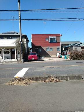 道路の向かいの歩道から見た様子。縁石・歩道が無い為、スムーズに車の出し入れができます！