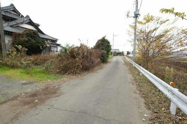 東側５．３Ｍ幅員の市道です＾＾