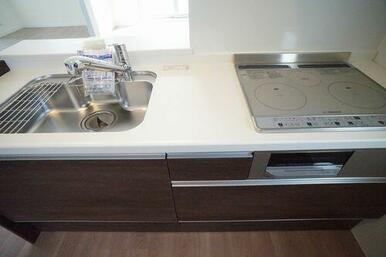 ◆キッチン◆３口ＩＨコンロ、グリル付きのシステムキッチンです！対面式なので、お部屋の様子を伺いなが…