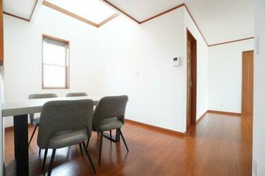 16.3帖リビング。クロスの張替を行いました。吹き抜けがあることで開放感が生まれ、広々と感じられる♪