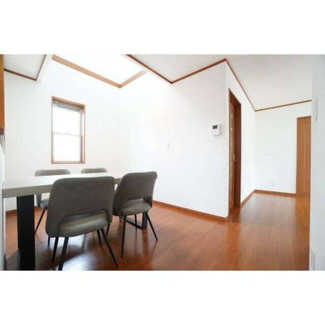 16.3帖リビング。クロスの張替を行いました。吹き抜けがあることで開放感が生まれ、広々と感じられる♪