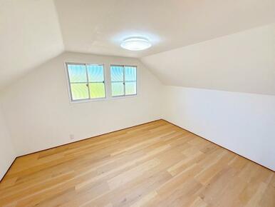 「屋根裏収納」2階の同数階にあるので物の出し入れがしやすいです