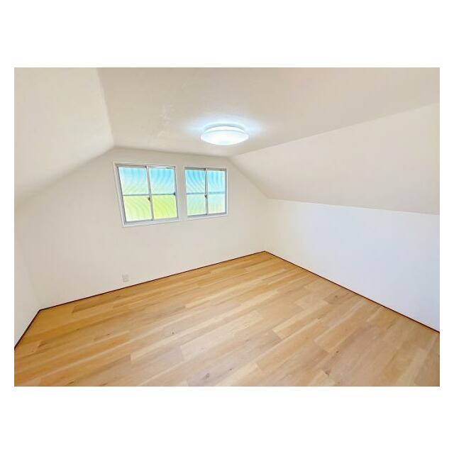 「屋根裏収納」2階の同数階にあるので物の出し入れがしやすいです