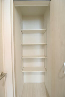 通路収納 可動棚