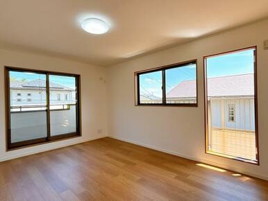 二階南東側洋室からウッドデッキに出られます