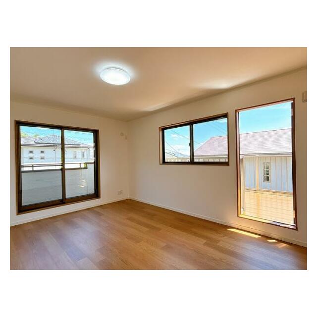 二階南東側洋室からウッドデッキに出られます