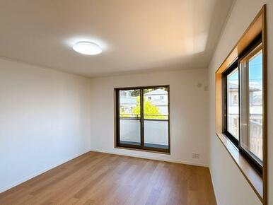 二階南東側洋室のベランダ側への様子です