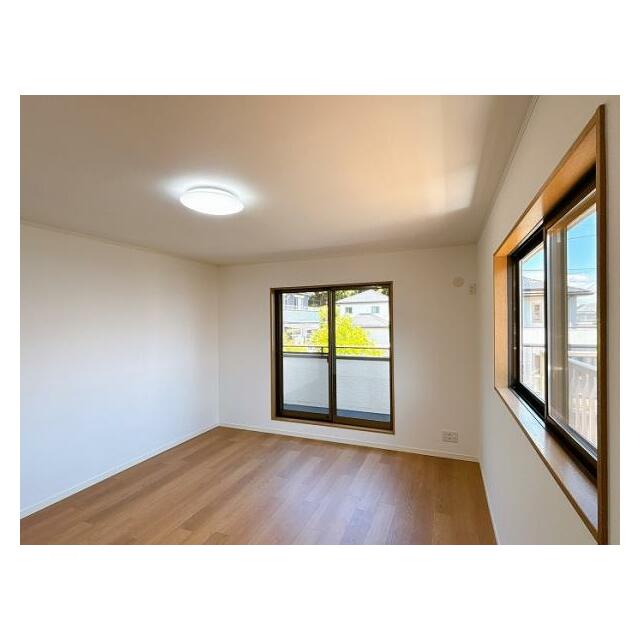 二階南東側洋室のベランダ側への様子です