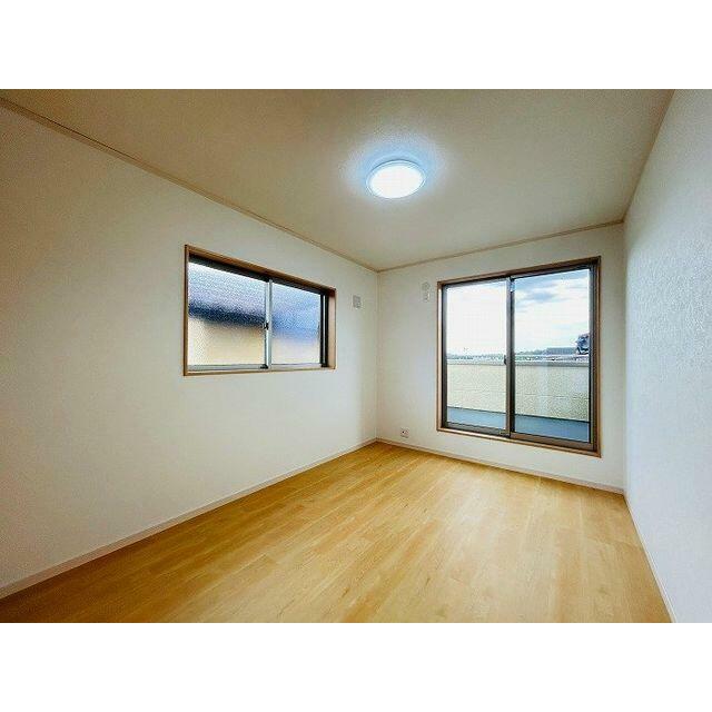２階東側洋室は約６．５帖です。