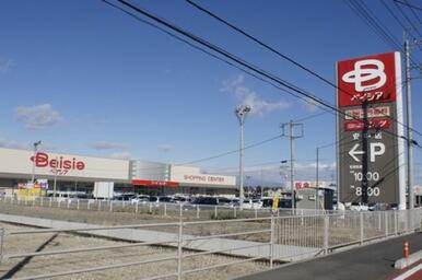 最寄りのスーパー、ベイシア安中店まで徒歩８分（６００ｍ）