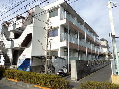 ３階建ての鉄骨造です。