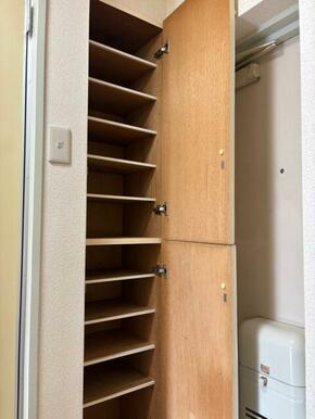 玄関横シューズボックス有り