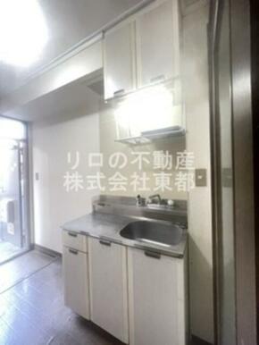キッチンは収納付！調理器具など必要な物を収納できます☆