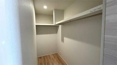 ８帖洋室にあるウォークインクローゼット。衣類をたっぷり収納でき、部屋の整理整頓が楽になります。