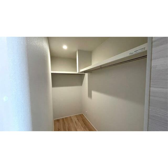 ８帖洋室にあるウォークインクローゼット。衣類をたっぷり収納でき、部屋の整理整頓が楽になります。