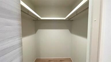 １階のウォークインクローゼットは、収納力が魅力。衣類はもちろん、日常的なアイテムまで収納できます。