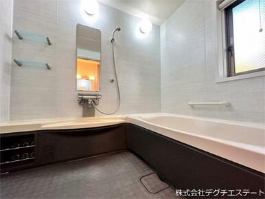ゆったりとした広さのある浴室です。