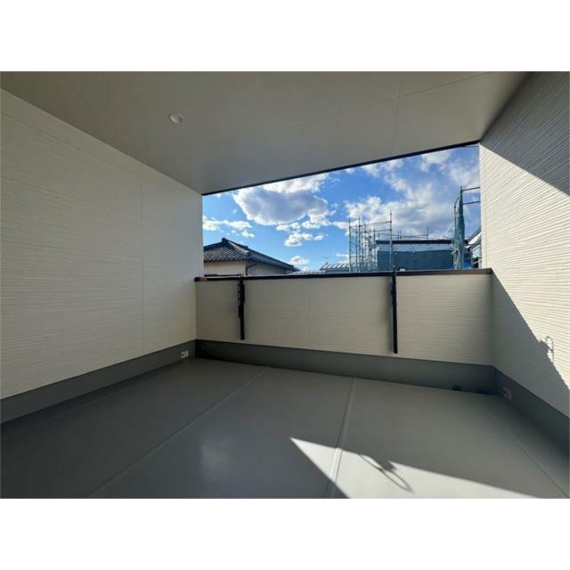 幅と奥行きを確保したバルコニー。洗濯物を干す場所としてはもちろん、椅子を置いて寛ぎスペースにも♪