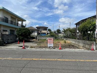 国道１１号線東城交差点から南へ。通り沿いに約１００坪の土地。