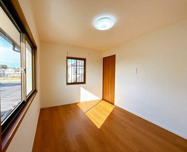 「2階北西側洋室」別角度からのお写真です