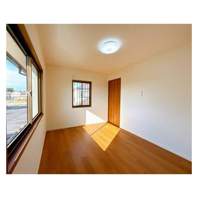 「2階北西側洋室」別角度からのお写真です