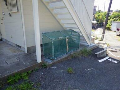 ゴミ捨て場は階段下にあります。近くにあるため便利です。