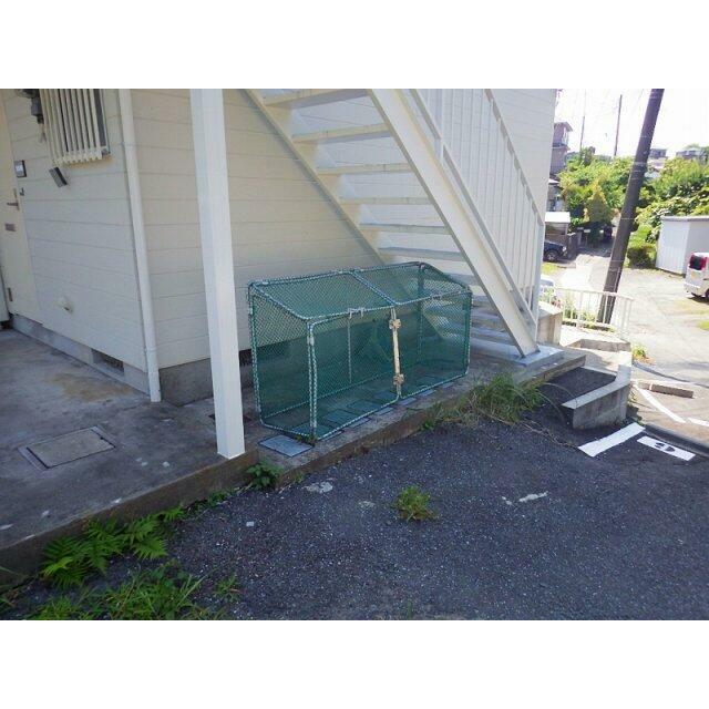 ゴミ捨て場は階段下にあります。近くにあるため便利です。