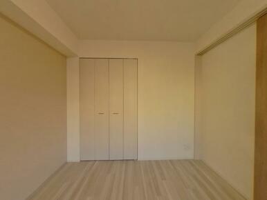 １号室（偶数階・ナチュラルクリーム）モデル住戸で撮影、建具・内装色は現地状況を優先します。