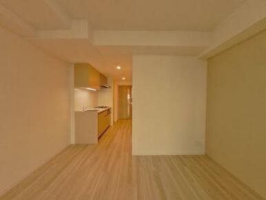 ２号室（偶数階・ナチュラルクリーム）モデル住戸で撮影、建具・内装色は現地状況を優先します。