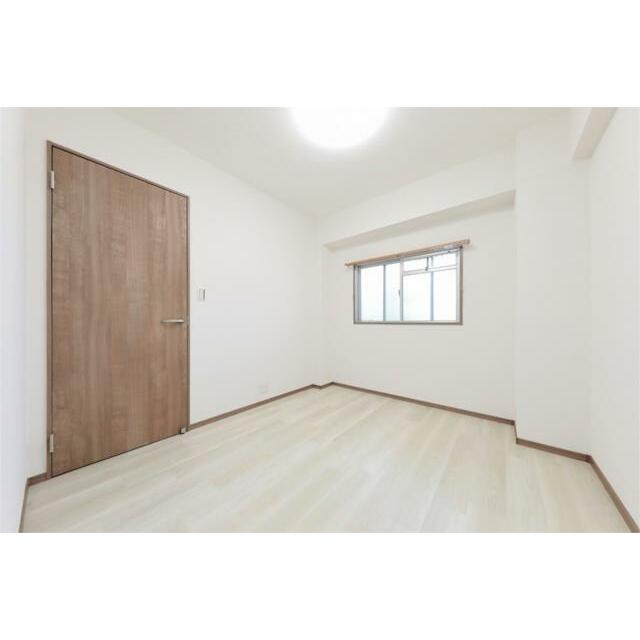 明るい光が差し込むシンプルな子供部屋。成長に合わせて自由にレイアウトを楽しめる空間です。