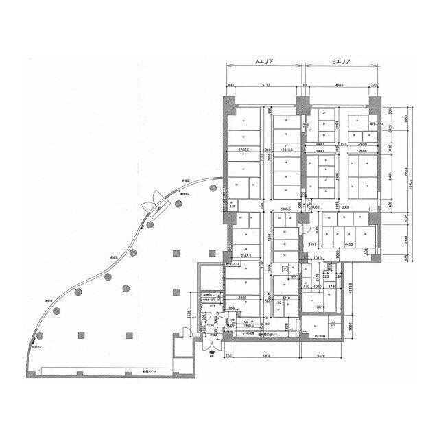 右がレンタル収納部、左が店舗部