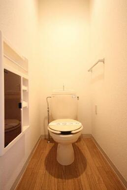 【トイレ】ペーパーホルダーだけでなく、トイレットペーパー等収納可能な棚がございます。
