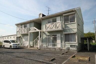 軽量鉄骨造２階建て賃貸住宅。