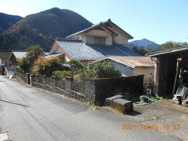 画像右手奥に明神山