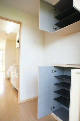 【玄関】玄関の様子です◎上下に分かれた下駄箱は収納スペースにも、ちょっとした飾りを置くのにも使えま…