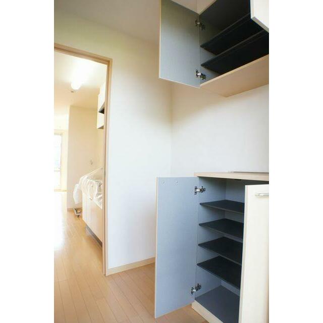 【玄関】玄関の様子です◎上下に分かれた下駄箱は収納スペースにも、ちょっとした飾りを置くのにも使えま…