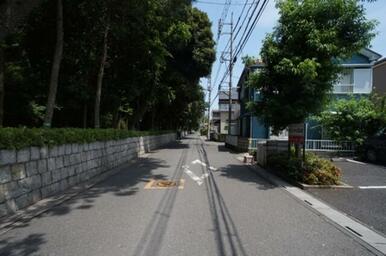 全面道路の様子　写真左は緑の森公園・久伊豆神社です