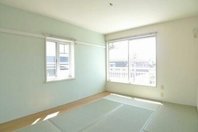 和室　畳も新調してありますのでゴロっとＴＶを見るもよし　お昼寝するもよし　のお部屋です