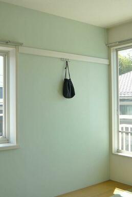 ちょっとしたものを掛けるのに便利な化粧幕板