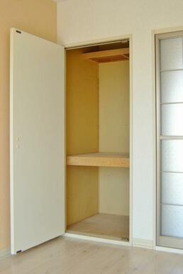 洋室部分の収納　天井までの大きな物でかなりの量の物が収納できます