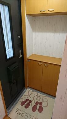 【別室参考】玄関には、上下収納のある下駄箱付きです。