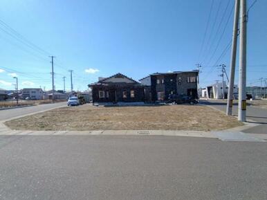 3方向が道路なので、日当たりが良好です。