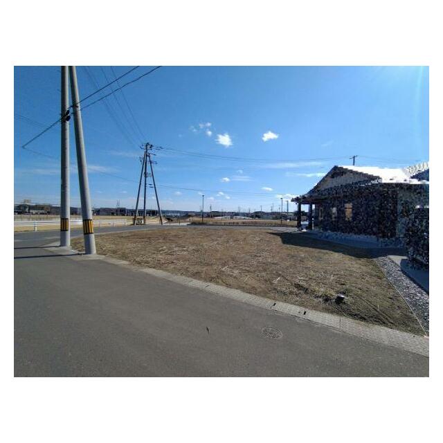 北側から撮影。南側が公園になっているのがわかります。