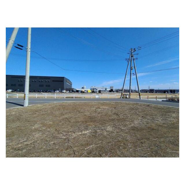 敷地内から東方向を撮影。川とフラット八戸が見えます。東からの日差しも良好です。