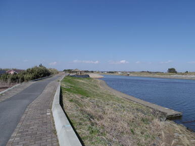 近くの栗山川。釣りが楽しめます。