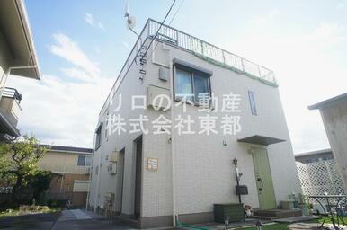 インターネット使用料無料なお部屋です。