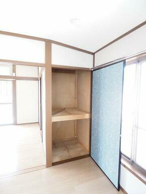 こちらにも収納がございます♪