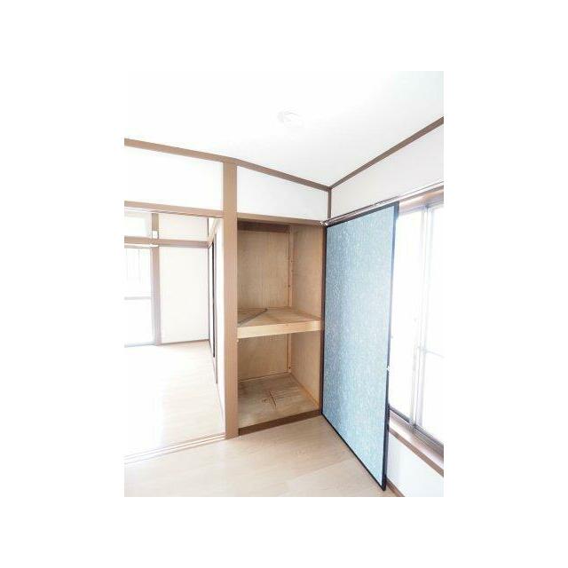 こちらにも収納がございます♪